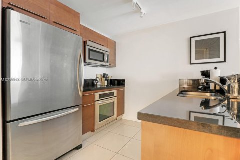 Condo in Miami, Florida, 1 bedroom № 2186417 - photo 10