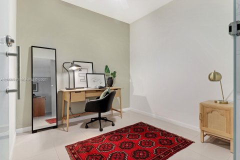 Condo in Miami, Florida, 1 bedroom № 2186417 - photo 4