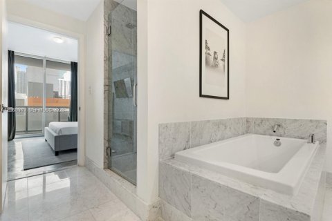 Condo in Miami, Florida, 1 bedroom № 2186417 - photo 16
