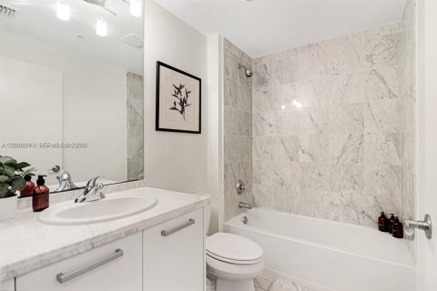 Condo in Miami, Florida, 1 bedroom № 2186417 - photo 19
