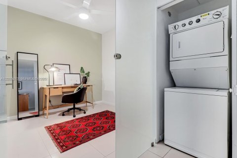 Condo in Miami, Florida, 1 bedroom № 2186417 - photo 12