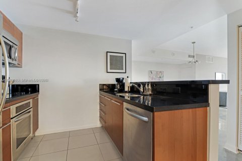 Condo in Miami, Florida, 1 bedroom № 2186417 - photo 11