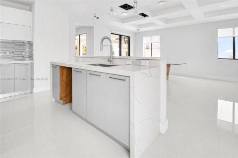 House in Miami, Florida 7 bedrooms, 102.84 sq.m. № 2081893 - photo 7