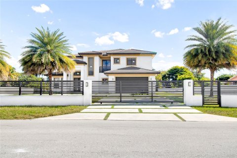 House in Miami, Florida 7 bedrooms, 102.84 sq.m. № 2081893 - photo 1