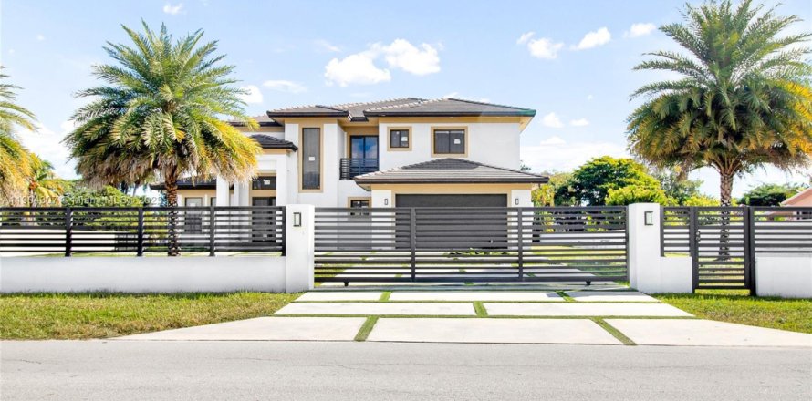 House in Miami, Florida 7 bedrooms, 102.84 sq.m. № 2081893