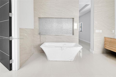 House in Miami, Florida 7 bedrooms, 102.84 sq.m. № 2081893 - photo 13