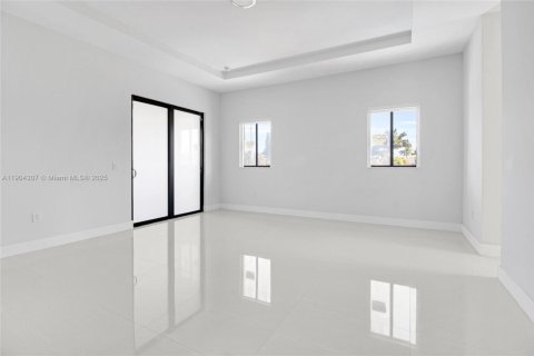 House in Miami, Florida 7 bedrooms, 102.84 sq.m. № 2081893 - photo 12