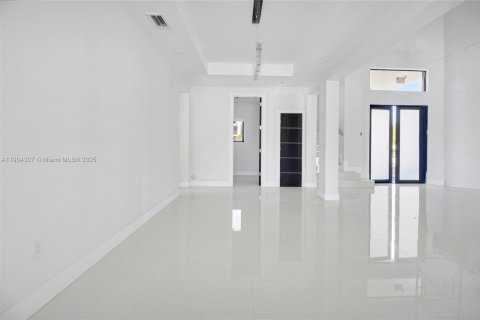 House in Miami, Florida 7 bedrooms, 102.84 sq.m. № 2081893 - photo 5