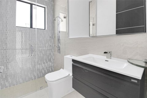 House in Miami, Florida 7 bedrooms, 102.84 sq.m. № 2081893 - photo 11