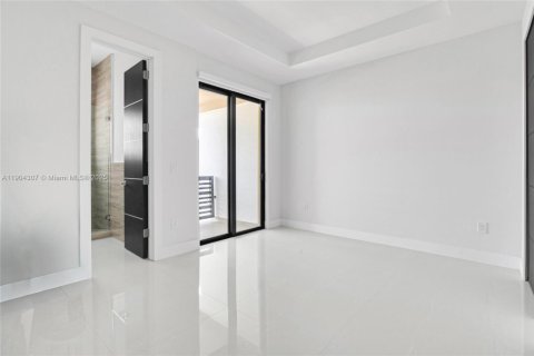 House in Miami, Florida 7 bedrooms, 102.84 sq.m. № 2081893 - photo 16