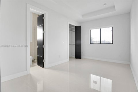House in Miami, Florida 7 bedrooms, 102.84 sq.m. № 2081893 - photo 15