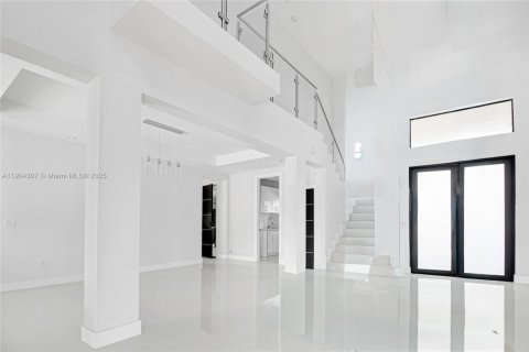 House in Miami, Florida 7 bedrooms, 102.84 sq.m. № 2081893 - photo 3