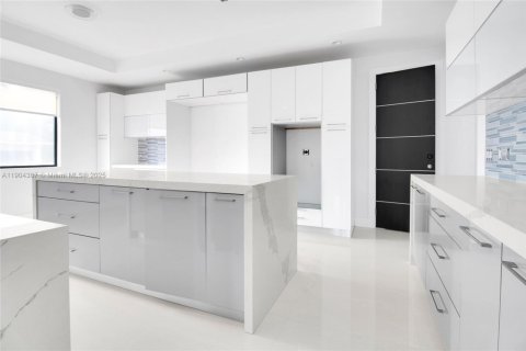 House in Miami, Florida 7 bedrooms, 102.84 sq.m. № 2081893 - photo 9