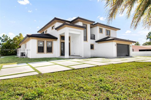 House in Miami, Florida 7 bedrooms, 102.84 sq.m. № 2081893 - photo 2