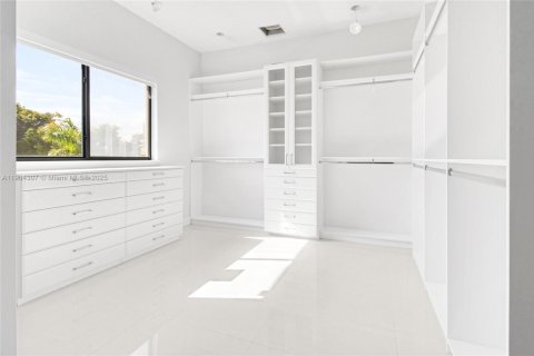 House in Miami, Florida 7 bedrooms, 102.84 sq.m. № 2081893 - photo 14