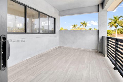 House in Miami, Florida 7 bedrooms, 102.84 sq.m. № 2081893 - photo 17