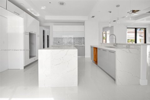 House in Miami, Florida 7 bedrooms, 102.84 sq.m. № 2081893 - photo 6
