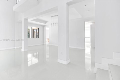 House in Miami, Florida 7 bedrooms, 102.84 sq.m. № 2081893 - photo 4