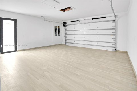 House in Miami, Florida 7 bedrooms, 102.84 sq.m. № 2081893 - photo 20