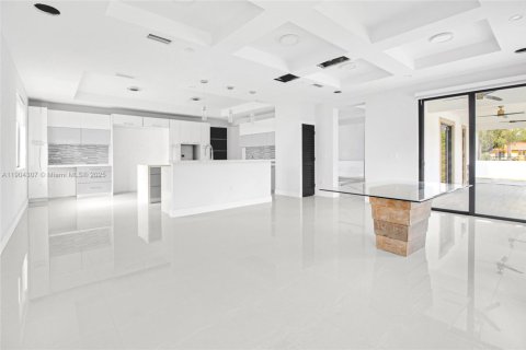 House in Miami, Florida 7 bedrooms, 102.84 sq.m. № 2081893 - photo 8