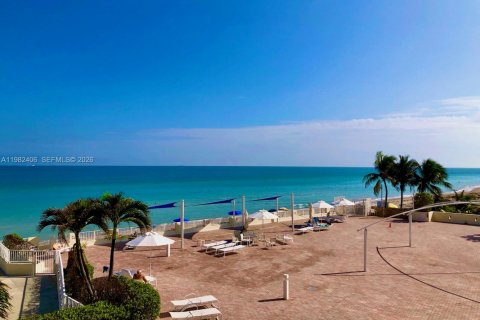 Condominio en alquiler en Hallandale Beach, Florida, 3 dormitorios, 132.11 m2 № 2080323 - foto 2