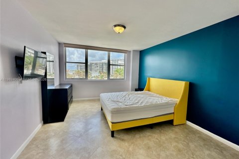 Condominio en alquiler en Hallandale Beach, Florida, 3 dormitorios, 132.11 m2 № 2080323 - foto 22