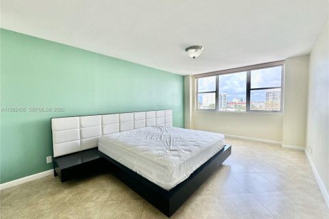 Condominio en alquiler en Hallandale Beach, Florida, 3 dormitorios, 132.11 m2 № 2080323 - foto 14