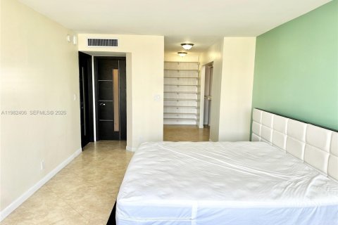 Condominio en alquiler en Hallandale Beach, Florida, 3 dormitorios, 132.11 m2 № 2080323 - foto 10