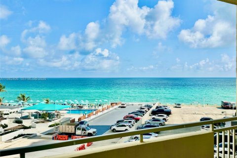 Condominio en alquiler en Hallandale Beach, Florida, 3 dormitorios, 132.11 m2 № 2080323 - foto 29