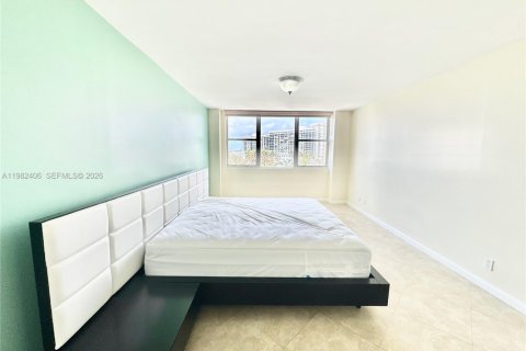 Condominio en alquiler en Hallandale Beach, Florida, 3 dormitorios, 132.11 m2 № 2080323 - foto 13