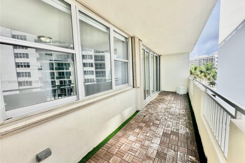 Condominio en alquiler en Hallandale Beach, Florida, 3 dormitorios, 132.11 m2 № 2080323 - foto 30