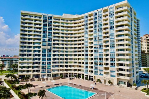 Condominio en Hallandale Beach, Florida, 3 dormitorios  № 2080323