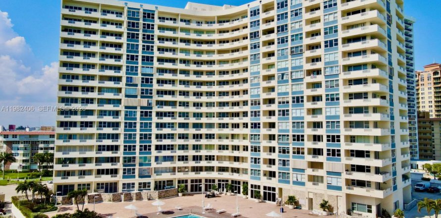 Condominio en Hallandale Beach, Florida, 3 dormitorios № 2080323