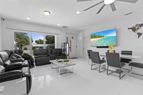 House in Leesburg, Florida 3 bedrooms, 135.36 sq.m. № 2236213 - photo 4