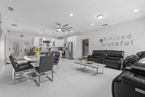 House in Leesburg, Florida 3 bedrooms, 135.36 sq.m. № 2236213 - photo 3