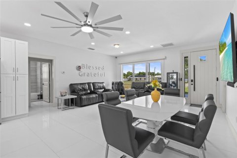 House in Leesburg, Florida 3 bedrooms, 135.36 sq.m. № 2236213 - photo 6