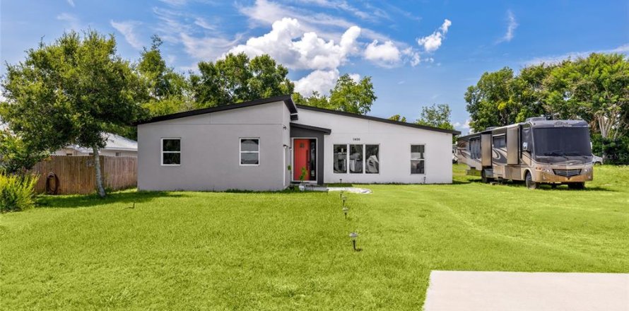 House in Leesburg, Florida 3 bedrooms, 135.36 sq.m. № 2236213