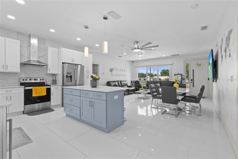 House in Leesburg, Florida 3 bedrooms, 135.36 sq.m. № 2236213 - photo 7