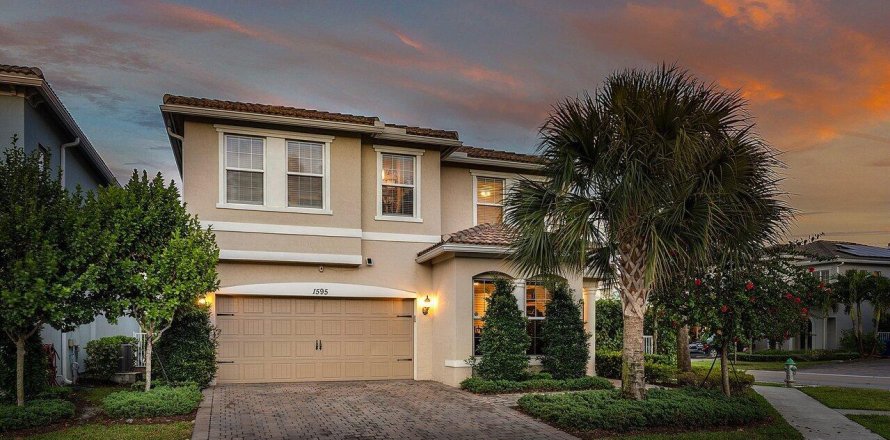 House in Hollywood, Florida 4 bedrooms, 246.84 sq.m. № 1151877