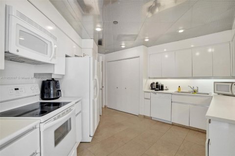 Condo in Aventura, Florida, 2 bedrooms  № 2054177 - photo 18