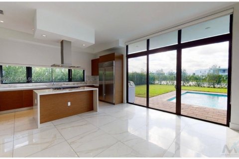 Снять в аренду виллу или дом в Уэстон, Флорида 5 спален, 399.57м2, № 2051919 - фото 3