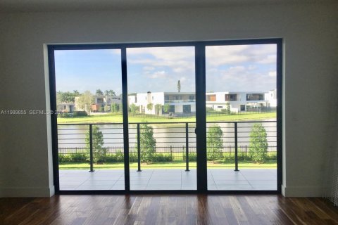 Снять в аренду виллу или дом в Уэстон, Флорида 5 спален, 399.57м2, № 2051919 - фото 18