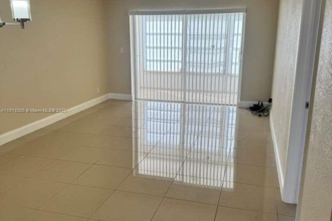 Condo in Lauderdale Lakes, Florida, 1 bedroom  № 1971211 - photo 6