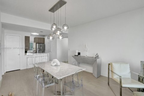 Condo in Miami, Florida, 2 bedrooms  № 2153246 - photo 2