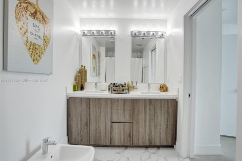 Condo in Miami, Florida, 2 bedrooms  № 2153246 - photo 12