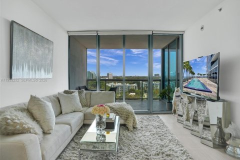 Condo in Miami, Florida, 2 bedrooms  № 2153246 - photo 1