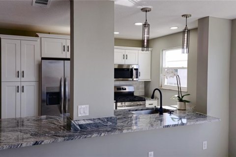 Condo in Saint Petersburg, Florida, 2 bedrooms  № 1417655 - photo 4