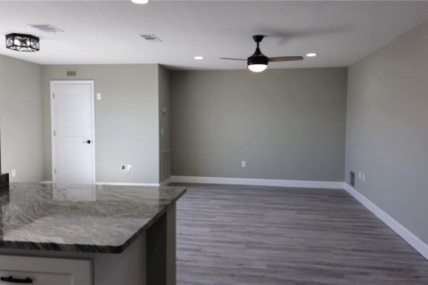 Condo in Saint Petersburg, Florida, 2 bedrooms  № 1417655 - photo 8