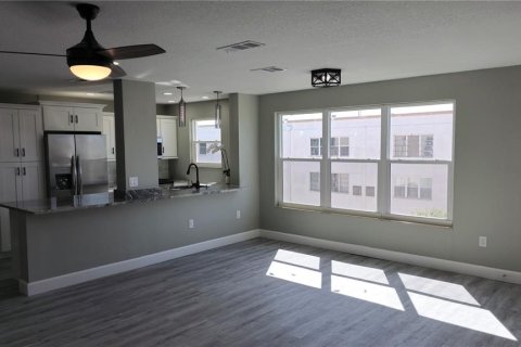 Condo in Saint Petersburg, Florida, 2 bedrooms  № 1417655 - photo 3