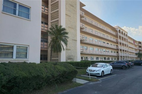 Condo in Saint Petersburg, Florida, 2 bedrooms  № 1417655 - photo 1
